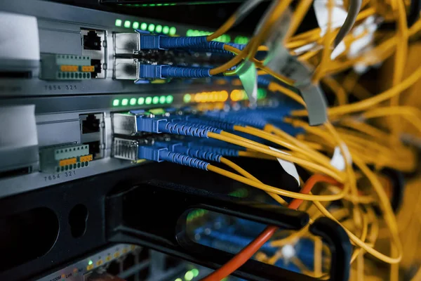 Nahaufnahme Von Internetgeräten Und Kabeln Serverraum — Stockfoto