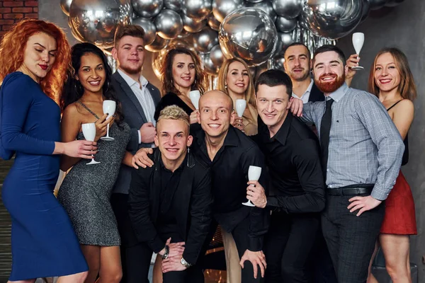 Pessoas Roupas Elegantes Com Bebidas Nas Mãos Juntos Celebrando Feriados — Fotografia de Stock