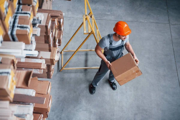 Ovanifrån Manlig Arbetare Lager Med Box Händerna — Stockfoto