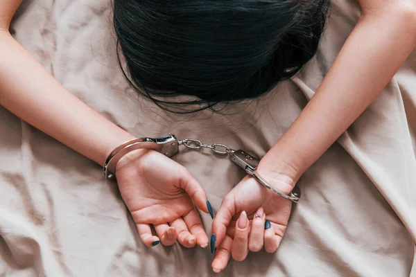 Κάτοψη Της Γυναίκας Που Είναι Ξαπλωμένη Στο Κρεβάτι Χειροπέδες Σύλληψη — Φωτογραφία Αρχείου