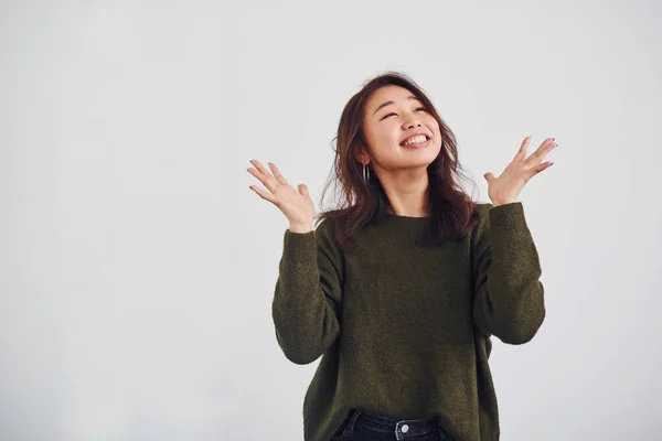 Πορτρέτο Του Ευτυχισμένου Κοριτσιού Από Την Ασία Που Στέκεται Εσωτερικούς — Φωτογραφία Αρχείου