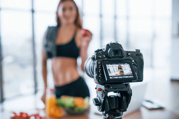 Vlogger Femenina Con Cuerpo Deportivo Pie Interior Cerca Mesa Con — Foto de Stock