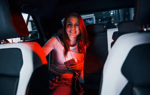 Молодая Женщина Смартфоном Находится Внутри Совершенно Нового Современного Автомобиля — стоковое фото