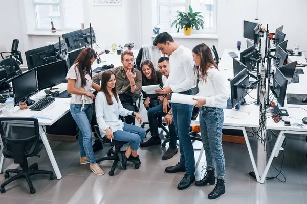 Pessoas Conversando Trabalhando Juntas Escritório Moderno Perto Computadores — Fotografia de Stock