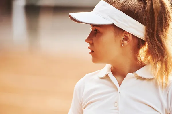 Porträt Einer Frau Sportlicher Tenniskleidung Freien — Stockfoto