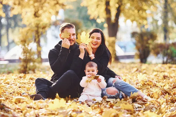 Vrolijke Familie Zit Grond Hebben Plezier Samen Met Hun Kind — Stockfoto