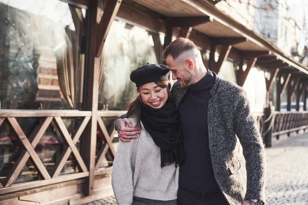 Mooi Multiraciaal Koppel Hebben Een Wandeling Stad Omarmen Elkaar — Stockfoto