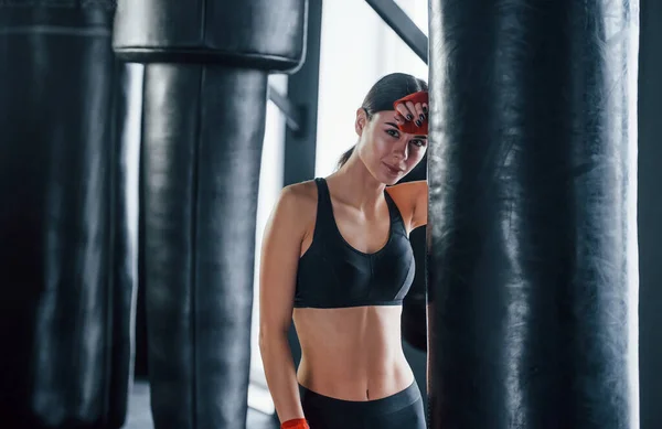 Jonge Vrouw Sportieve Kleding Sportschool Aan Het Sporten Conceptie Van — Stockfoto