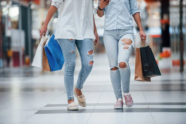 Duas Jovens Têm Dia Compras Juntas Supermercado — Fotografia de Stock