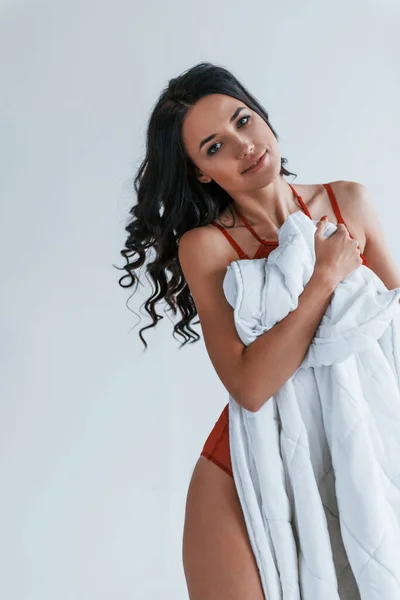 Çamaşırlı Güzel Bir Esmer Stüdyoda Duruyor Seksi Vücudunu Beyaz Havluyla — Stok fotoğraf