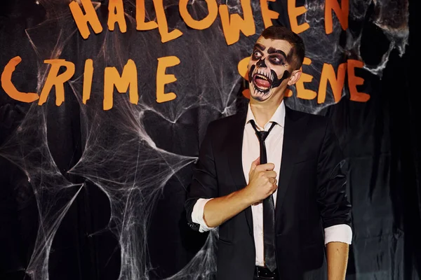 Retrato Homem Que Está Festa Halloween Temática Maquiagem Esqueleto Assustador — Fotografia de Stock