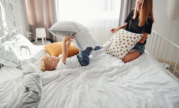 Mãe Jogando Travesseiro Luta Com Seu Filho Quarto Durante Dia — Fotografia de Stock