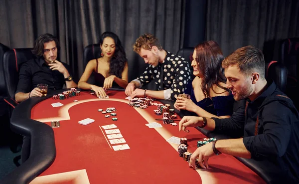 Vue Dessus Des Jeunes Gens Élégants Qui Jouent Poker Dans — Photo