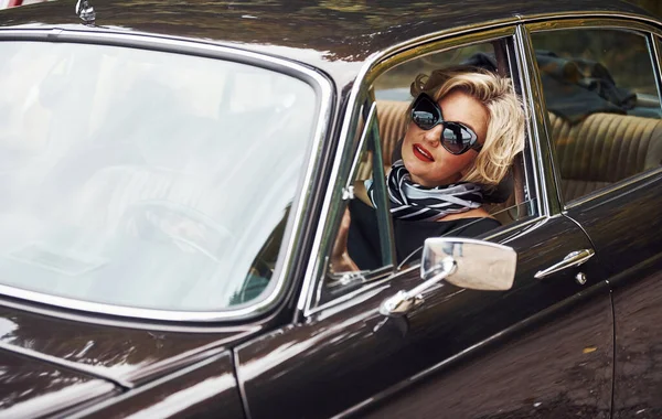 Блондинка Солнечных Очках Черном Платье Сидит Старинном Классическом Автомобиле — стоковое фото