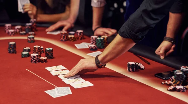 Закрыть Глаза Элегантные Руки Молодых Людей Играющих Покер Казино — стоковое фото