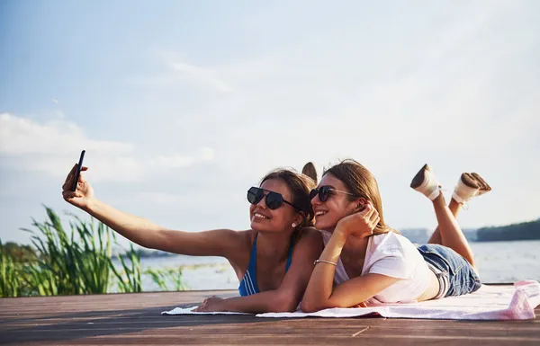 Dos Chicas Playa Tumbadas Suelo Disfrutando Cálida Luz Del Sol —  Fotos de Stock