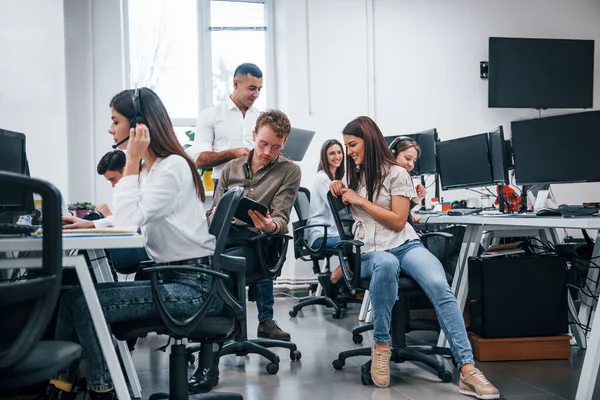 Dalam Call Center Pebisnis Muda Bekerja Sama Kantor Modern — Stok Foto