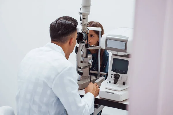 Νεαρός Οφθαλμίατρος Είναι Μικρή Γυναίκα Επισκέπτη Στην Κλινική — Φωτογραφία Αρχείου