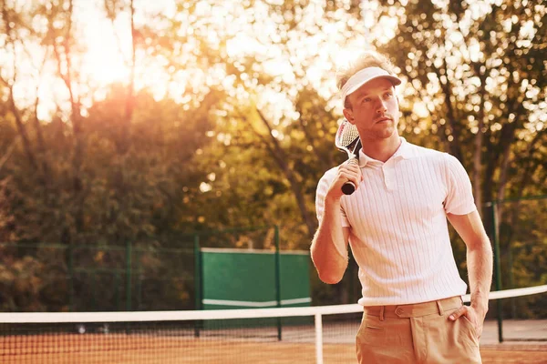 Прекрасный Солнечный Свет Молодой Теннисист Спортивной Одежде Корте Открытом Воздухе — стоковое фото