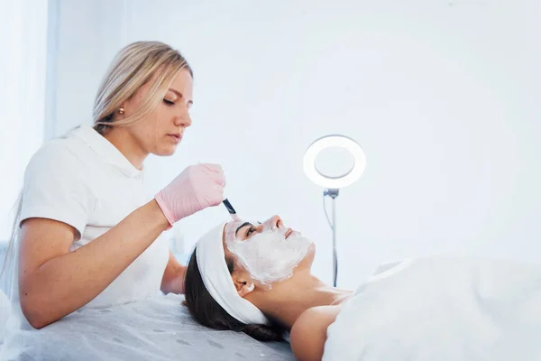 Mujer Acostada Salón Spa Tienen Procedimiento Limpieza Facial Por Cosmetólogo — Foto de Stock