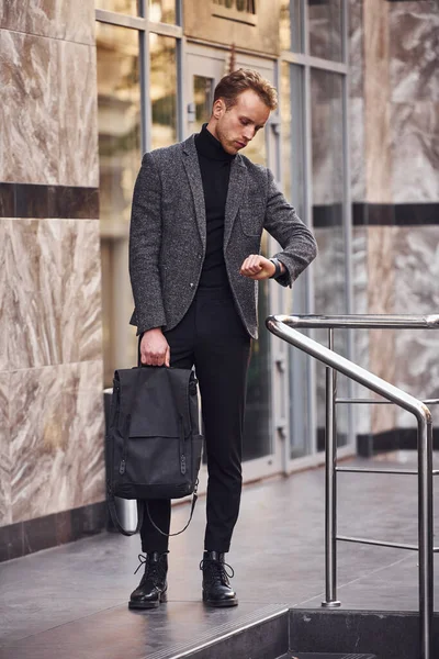 Mannen Elegant Formellt Slitage Och Med Väska Utanför Mot Modern — Stockfoto