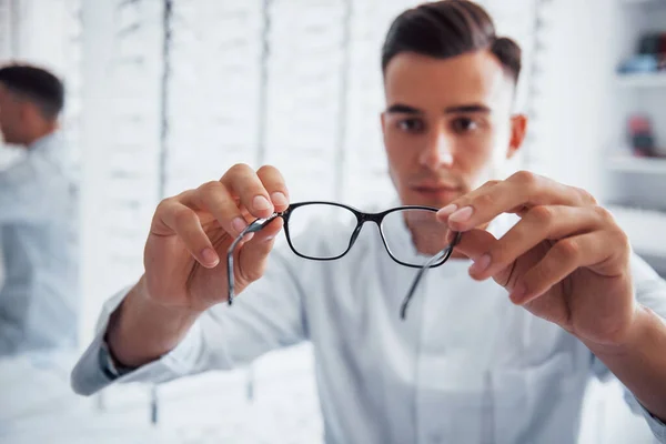 Foto Focada Novos Óculos Que Mantém Pelo Jovem Oculista Dentro — Fotografia de Stock