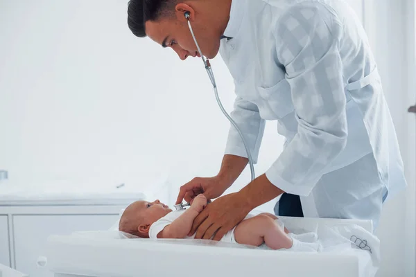 Ascolto Usando Stetoscopio Giovane Pediatra Con Bambino Piccolo Clinica Durante — Foto Stock