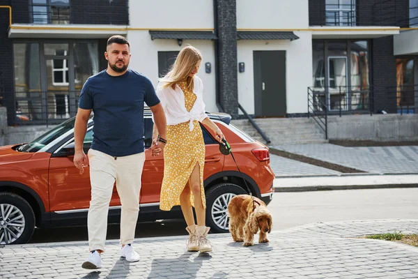 Härligt Par Tar Promenad Tillsammans Med Hund Utomhus Nära Bilen — Stockfoto