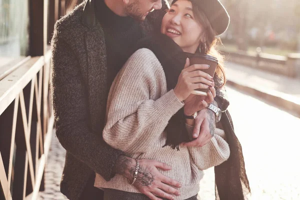 Casal Multirracial Brincalhão Encantador Juntos Livre Cidade Menina Asiática Com — Fotografia de Stock