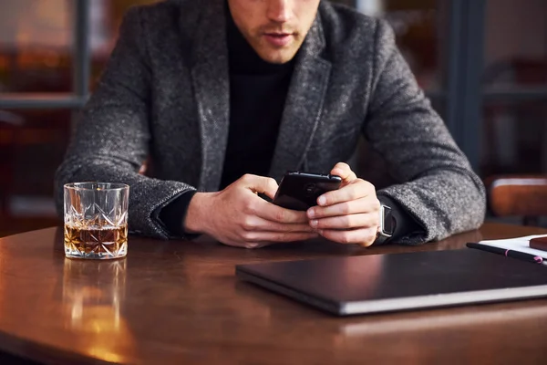 Elegante Jonge Man Formele Kleding Zit Cafe Met Zijn Laptop — Stockfoto