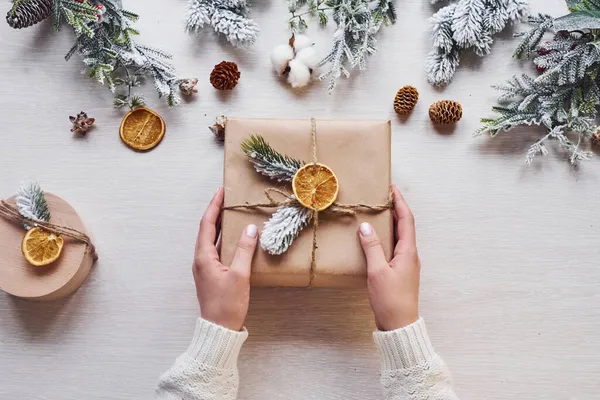 Mädchen Machen Geschenk Box Blick Von Oben Auf Weihnachtliche Festumrahmung — Stockfoto