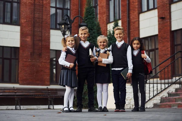 Grupp Barn Skoluniform Som Utomhus Tillsammans Nära Utbildningsbyggnad — Stockfoto