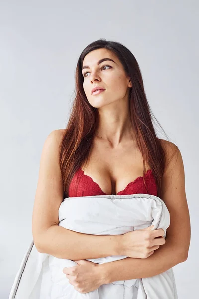 女性で赤い下着カバー彼女の体でタオルによってスタジオで白の背景 — ストック写真