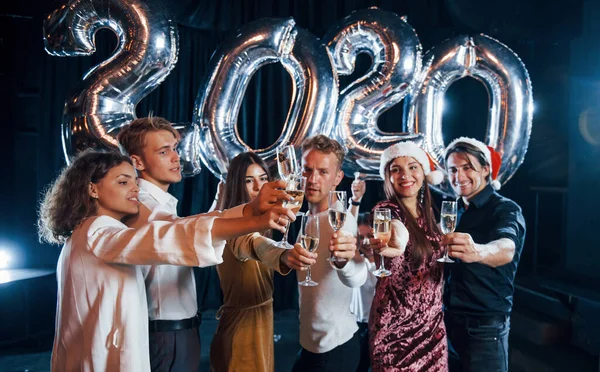 Klop Glazen Vrolijke Groep Mensen Met Drankjes Ballonnen Handen Die — Stockfoto