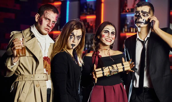 Amigos Está Festa Halloween Temática Maquiagem Assustadora Trajes Divertir Posando — Fotografia de Stock