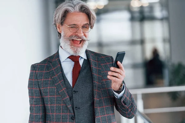 Hombre Negocios Senior Traje Corbata Con Pelo Gris Barba Pie —  Fotos de Stock