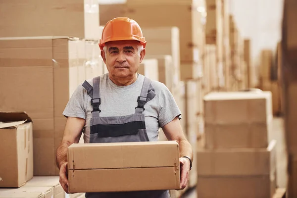 Retrato Trabalhador Armazenamento Sênior Armazém Chapéu Uniforme Duro — Fotografia de Stock