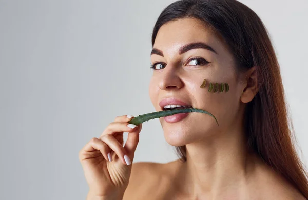 Naken Kvinna Studion Mot Vit Bakgrund Med Aloe Vera — Stockfoto