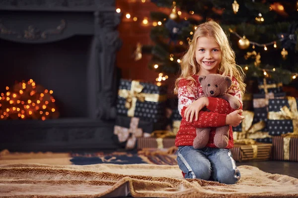 Schattig Klein Meisje Rode Feestelijke Trui Met Teddybeer Binnen Viert — Stockfoto