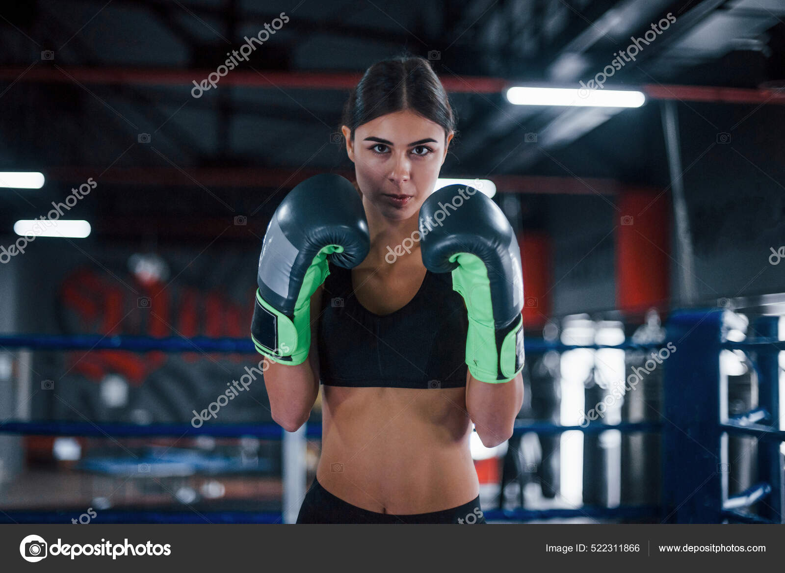 Insignificante Gimnasta Bailarín Mujer Joven Ropa Deportiva Está Ring Boxeo Teniendo Día Ejercicio:  fotografía de stock © myronstandret #522311866 | Depositphotos