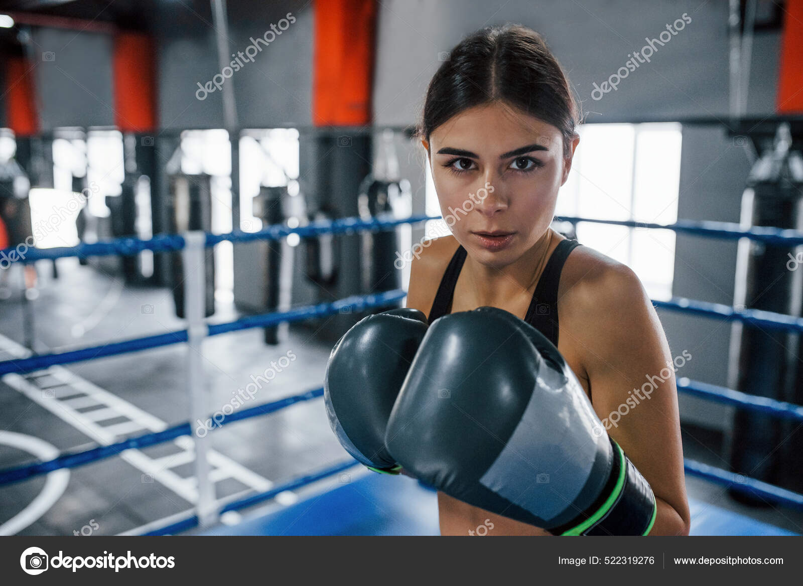 Serafín Depender de Fábula Mujer Joven Ropa Deportiva Está Ring Boxeo Teniendo Día Ejercicio:  fotografía de stock © myronstandret #522319276 | Depositphotos