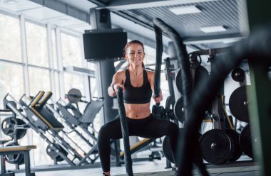 Spor elbiseli genç kız gündüz spor salonunda..