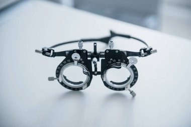 Diopter beyaz masada. Tek bir nesnenin görünümünü kapat.
