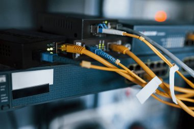 Sunucu odasındaki internet ekipman ve kablolarının görüntüsünü kapat.