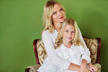 Anne kızıyla birlikte stüdyoda yeşil bir geçmişi var..