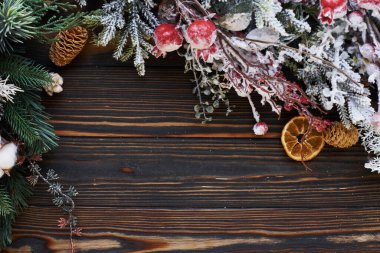 Yeşil köknar dalları. Yeni yıl süslemeleri ile noel şenliği çerçevesinin en üst görünümü.
