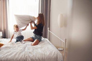 Anne gündüz vakti oğluyla oynuyor ve onunla eğleniyor..