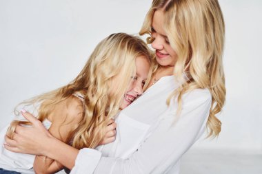 Anne kızıyla birlikte stüdyoda, beyaz bir geçmişi var..