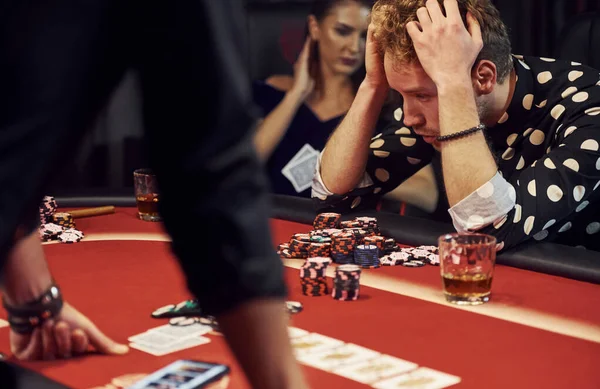 Hombre Pierde Juego Grupo Jóvenes Elegantes Que Juegan Póquer Casino — Foto de Stock