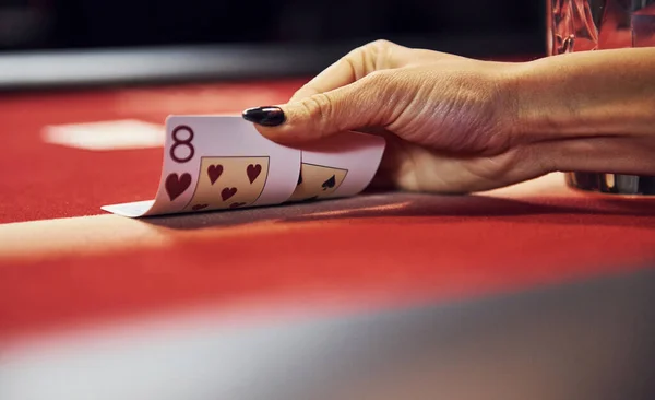 Στενή Θέα Των Γυναικείων Χεριών Κορίτσι Παίζει Πόκερ Παιχνίδι Τραπέζι — Φωτογραφία Αρχείου